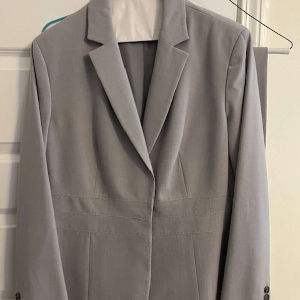 Jones New York Soft Grey SUIT SET with Blouse size 14